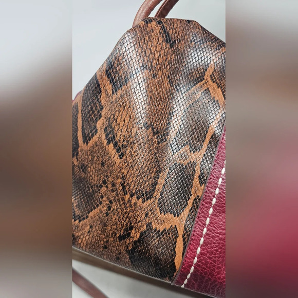 Time & Tru Women’s Fiona Burgundy Faux Leather Snake Skin Print Crossbody  NWOT - Picture 2 of 15